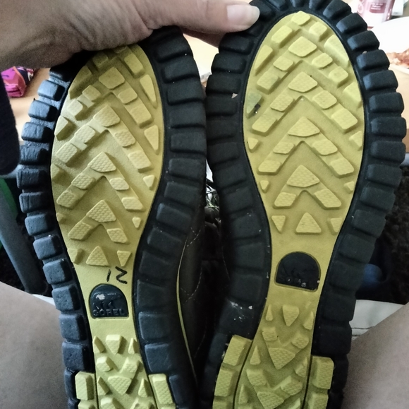 Sorel boots army green/lime green faux fur on top of the boot. waterproof - Picture 5 of 7